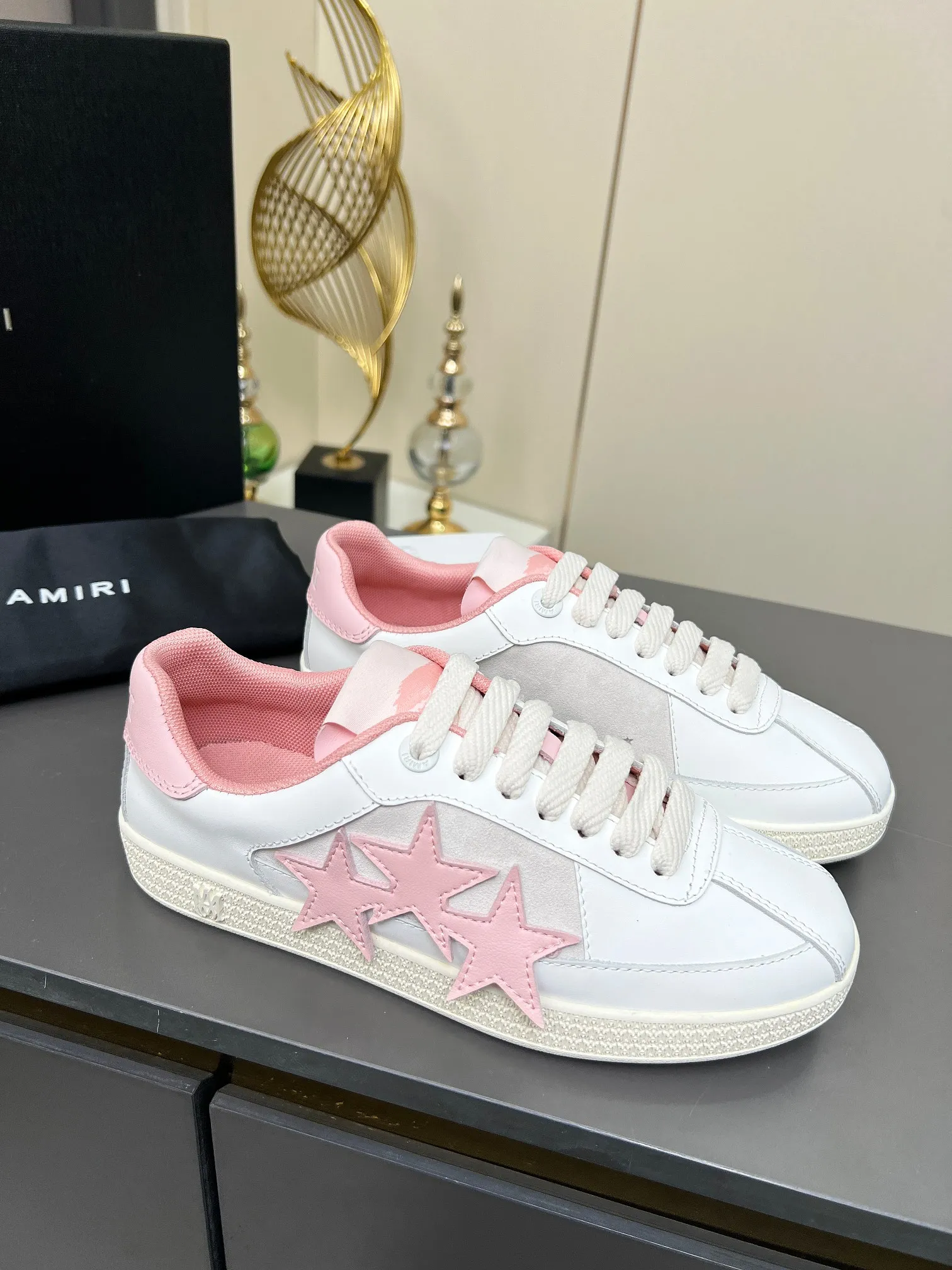 Men's Men's Shoes 💰580 Bone Shoes · AMIRI Skel-Top AMIRI 🔥 launches a new "ThePacific" series of low-top casual sports moral training shoes in the early spring of 2025. This iconic shoe covers men's and women's shoes, drawing inspiration from the brand's classic sports style and elegantly integrating West Coast style. "The Pacific" contrasting five-pointed star series is rooted in Amiri's unique California genes, showing the freedom and leisure atmosphere of the West Coast. This series launches two styles that incorporate the brand's iconic elements: the leather version is made of pure white leather with a same-color sole, and is embellished with star patterns on the side of the shoe, just like the bright starry sky of California. The black and ocean blue colors are shared by men and women, and there is also a red star model exclusive for men and a light pink star model exclusive for women. The suede model is decorated with the brand's classic bone pattern on the side of the shoe. The rubber sole and suede fabric complement each other. The color scheme covers black, chocolate and sand, and is suitable for both men and women. Made of imported cowhide and decorated with bone pieces on the sides of the upper, it is novel and unique and has a good three-dimensional effect! High-density breathable mesh lining + original molded TPU outsole 🙏 Recommended by celebrities, bloggers and internet celebrities, 🚵🏻 an indispensable item for shopping, partying and traveling. One of the most unmissable sneakers in 2025 ✦Color: 10 colors available ✦Size: Women’s size 35--40 ✦Size: Men’s size 39--45